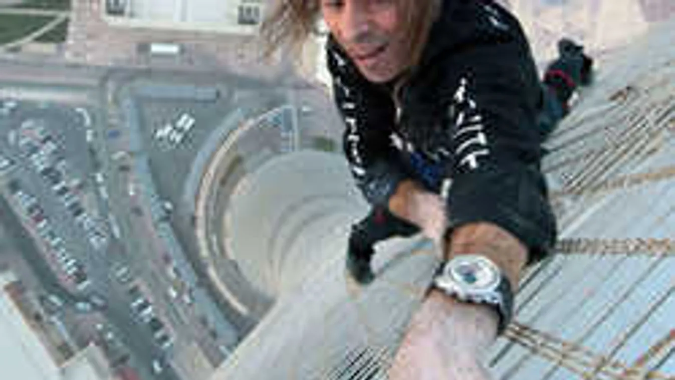 Életveszélyes mutatvánnyal sokkolta a járókelőket a népszerű sportoltó! - videó