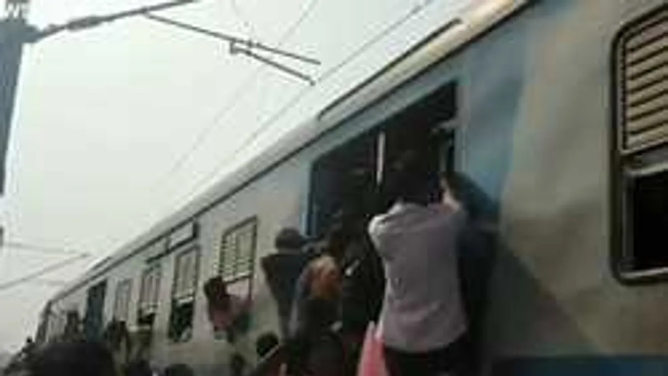 Õrült káosz a vonatállomáson, egymást ütötték az utasok! - videó