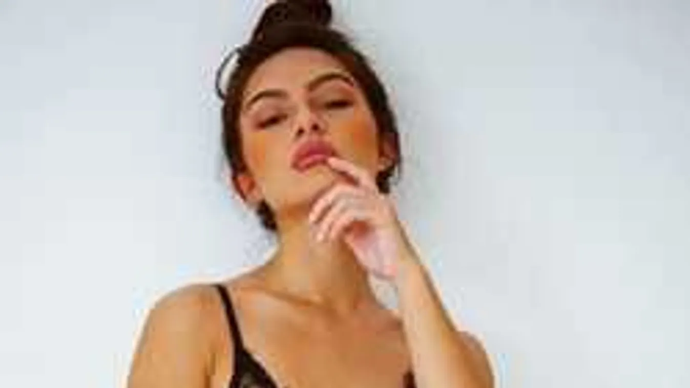 Felrobbant az internet a fiatal színésznő szexi szelfijétől!