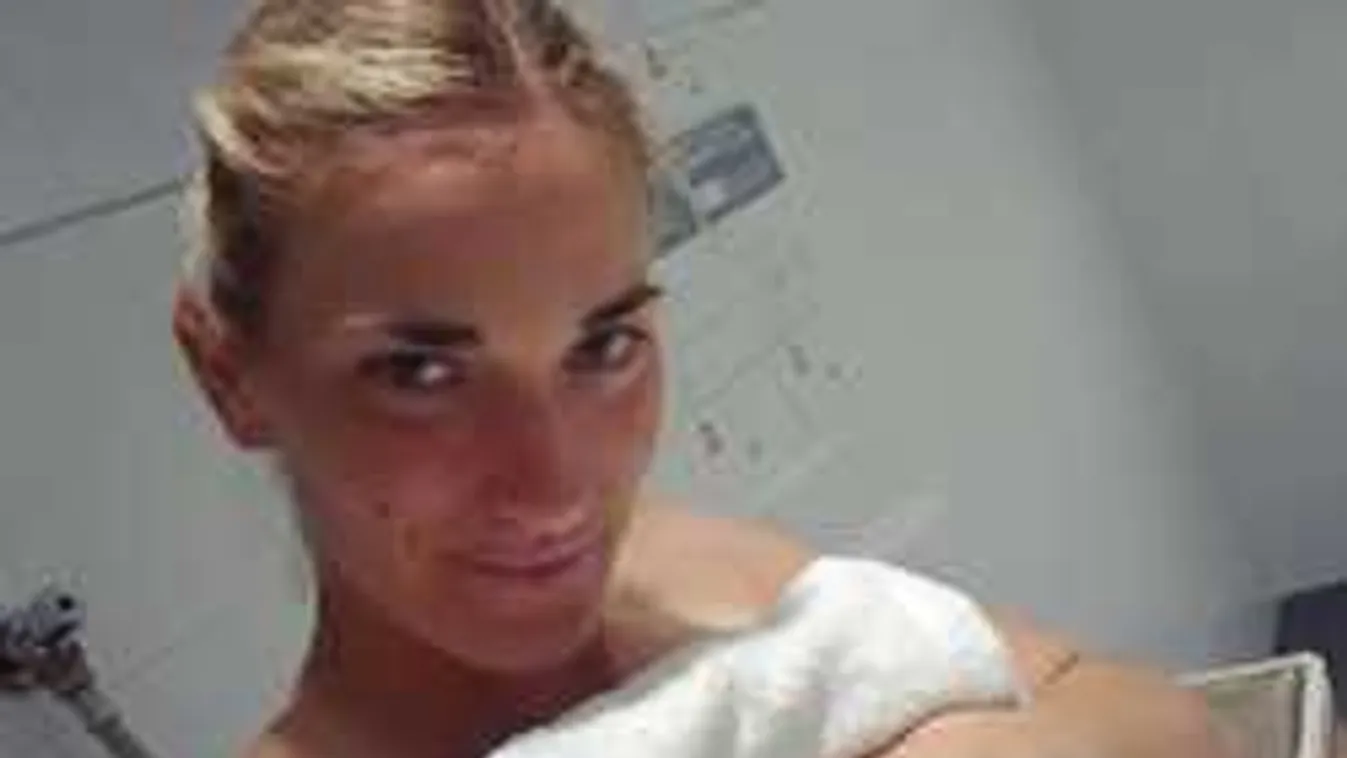 Forró fotó, Babos Timi ledobta a melltartót