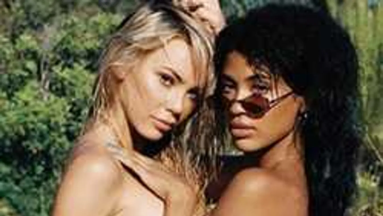 A szabadban ölelgették egymást félmeztelenül a fiatal lányok!