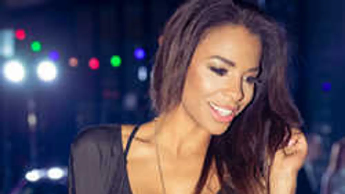 Pikáns fotó: fehérneműben mutatja meg magát a várandós modell