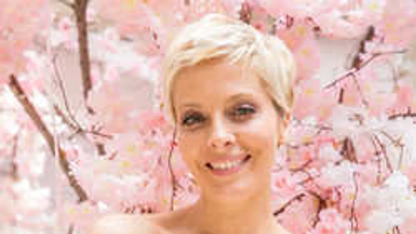 Millió dolláros bébi: talpig aranyban fotózták Tatár Csillát