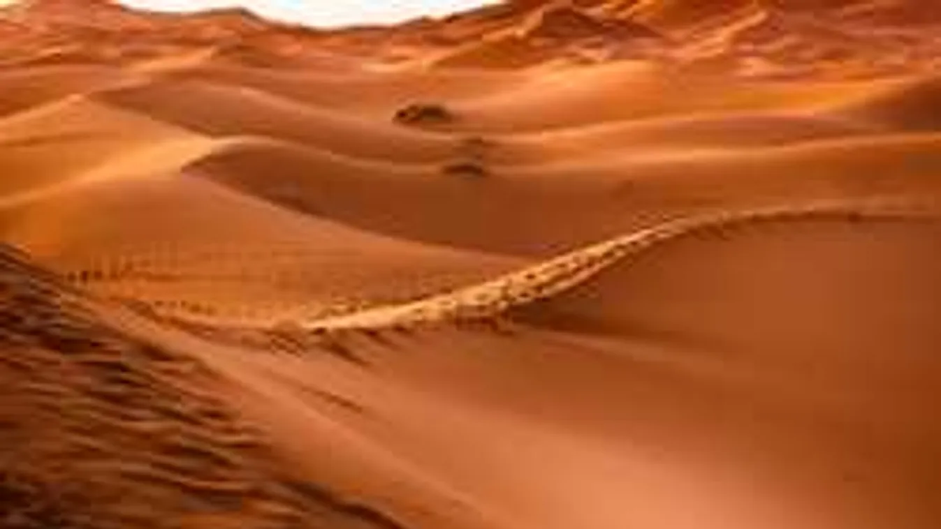 A semmi közepén pucérkodott a fiatal modell, kikerült róla egy kép!