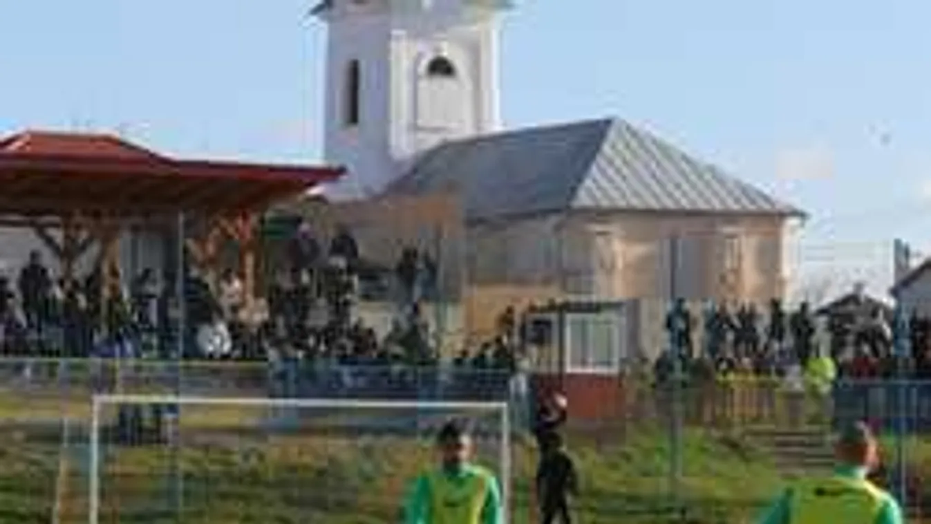 Így fogadták a Fradit Sényőn - páratlan fociünnep