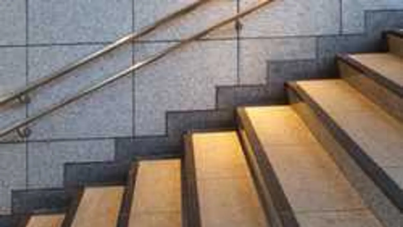 A lépcsővel együtt zuhant a pincébe egy férfi Budapesten a belvárosban