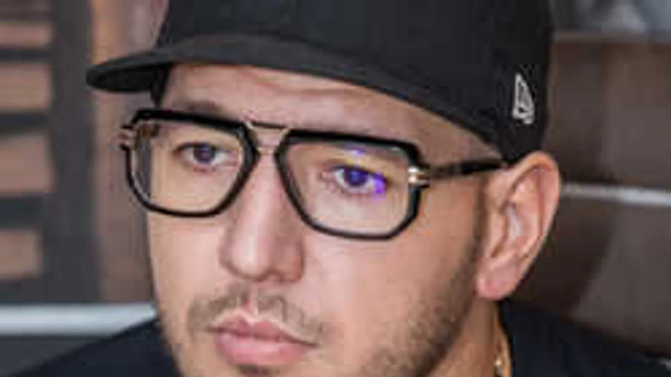 Barátját gyászolja Curtis, megemlékezésre készül