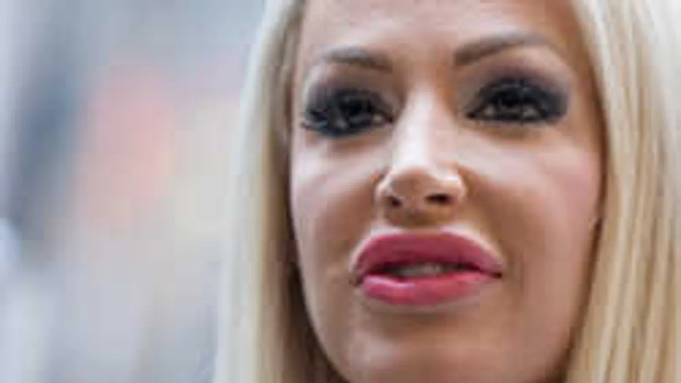 Csak némi dísz takarja  a magyar modell meztelen testét