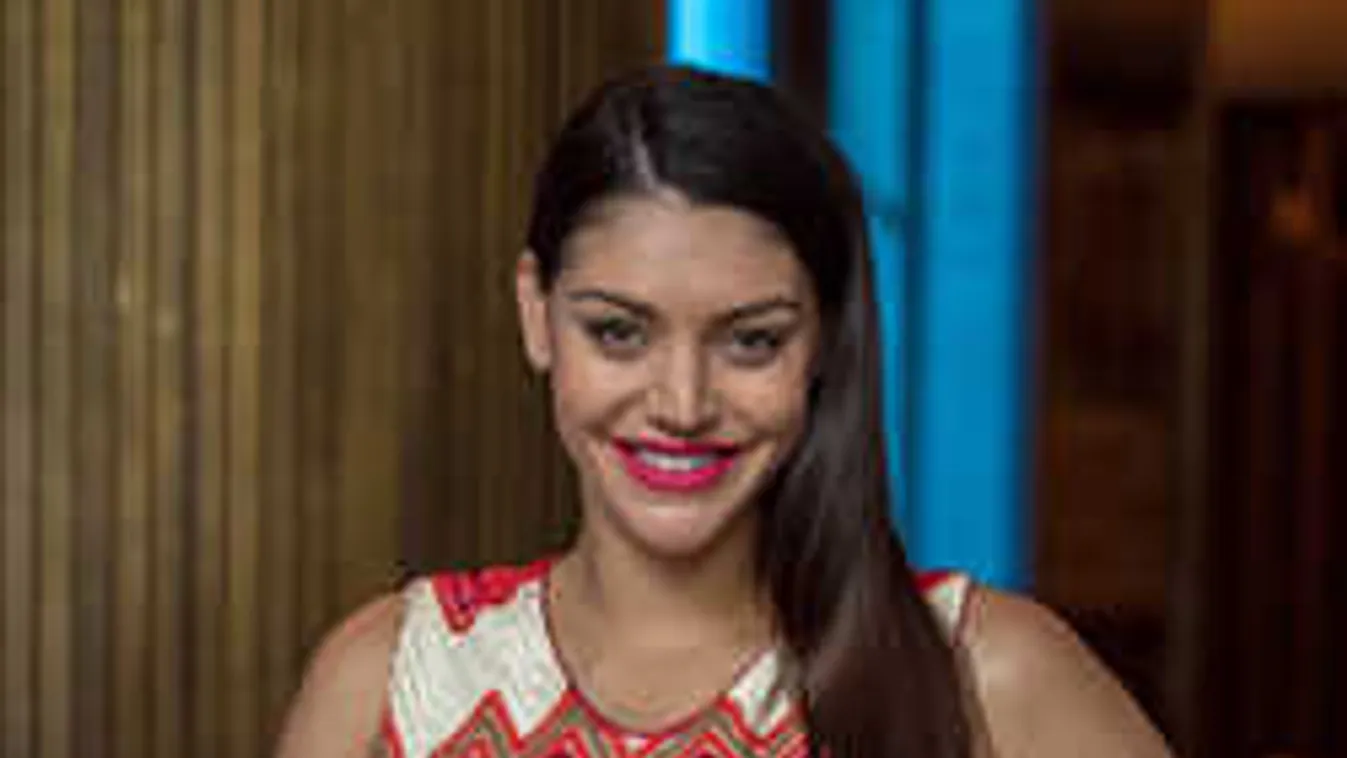 Kulcsár Edina irtó dögösen készül a karácsonyra