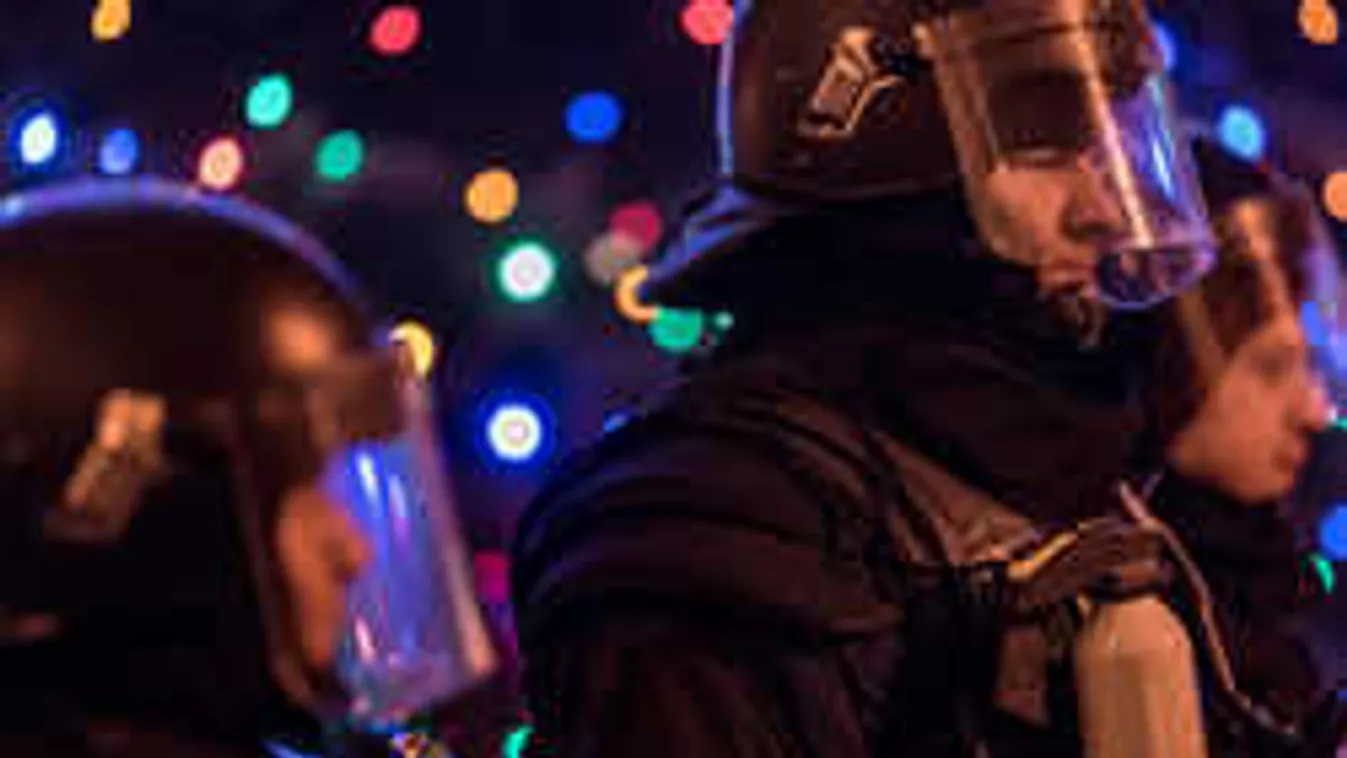 Rongáltak, rendőröket sebesítettek meg az ellenzéki vandálok