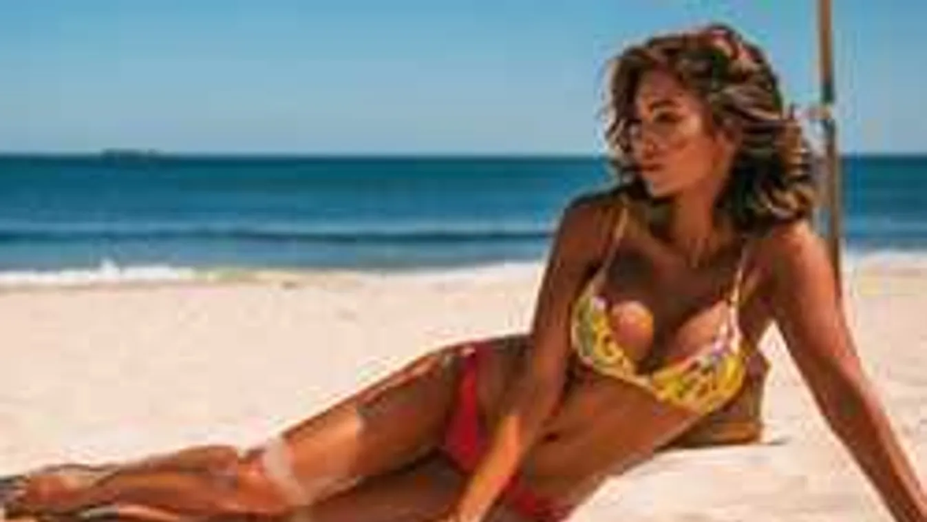 Mesés mellek a medencénél: ledobta a bikinifelsőt a kacér ügyvédnő