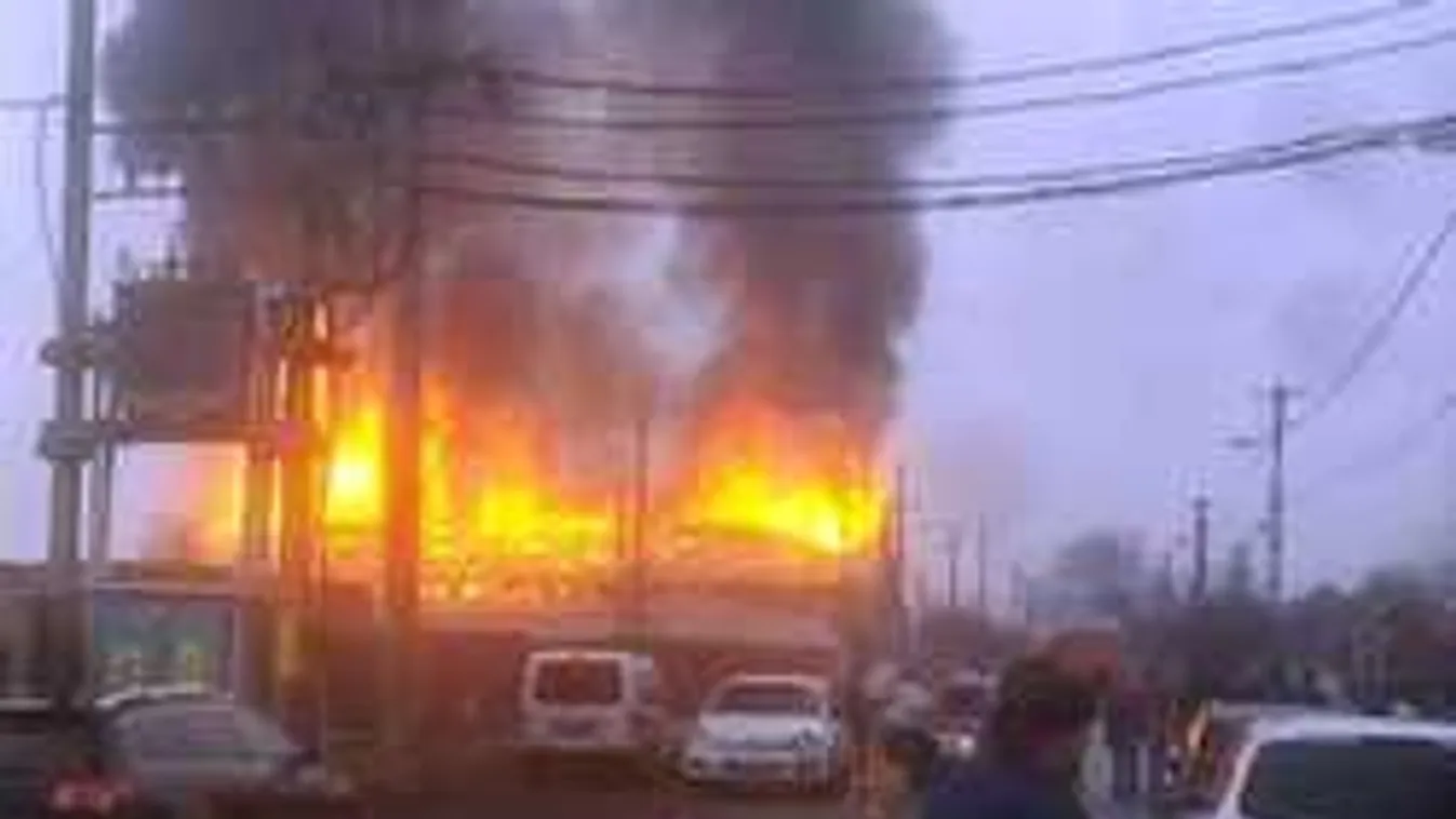 Hatalmas lángokkal ég egy gyár Szászrégenben