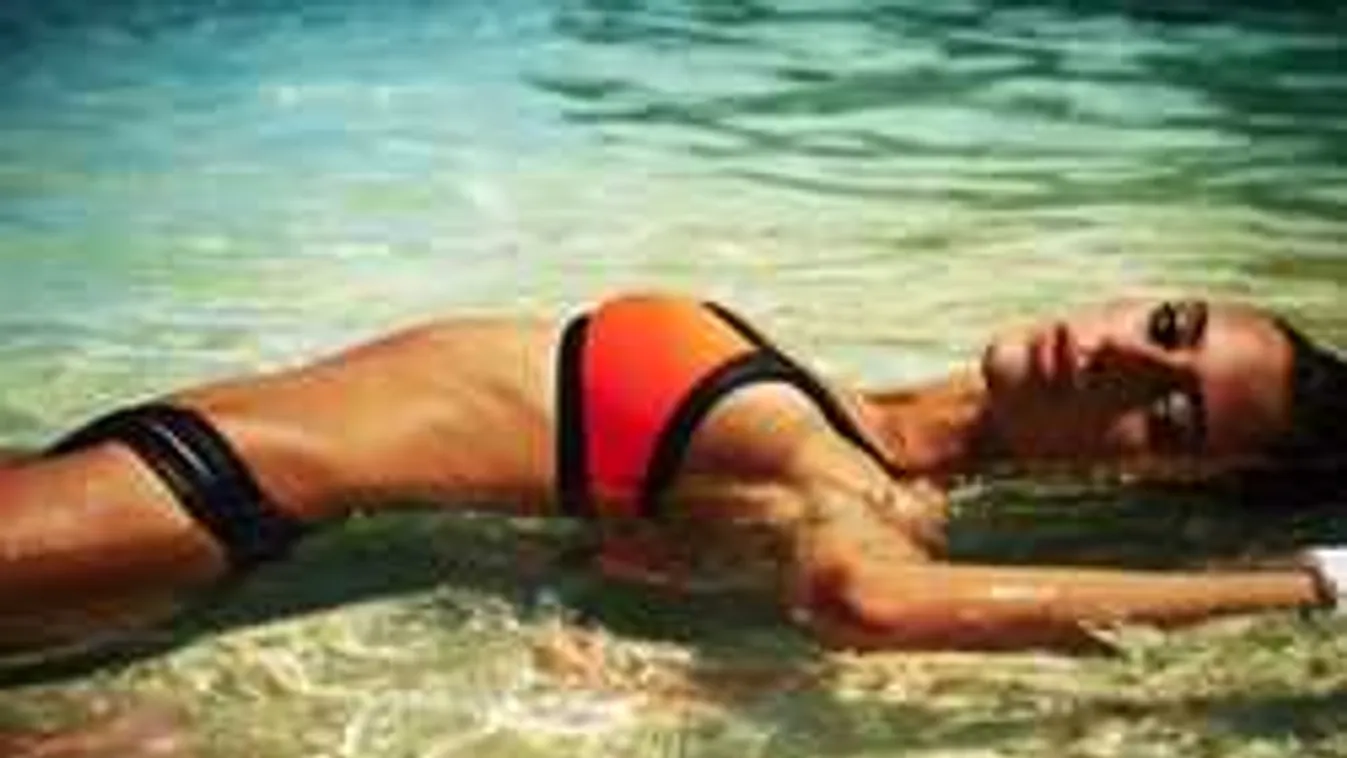 Se bugyi, se más: bámulatos cicit villantott a parton nudizó színésznő