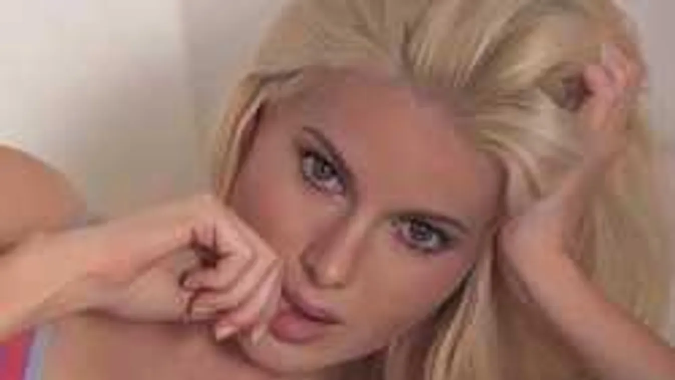 Meztelen testét díszítette fel karácsonyi égőkkel a fitneszmodell