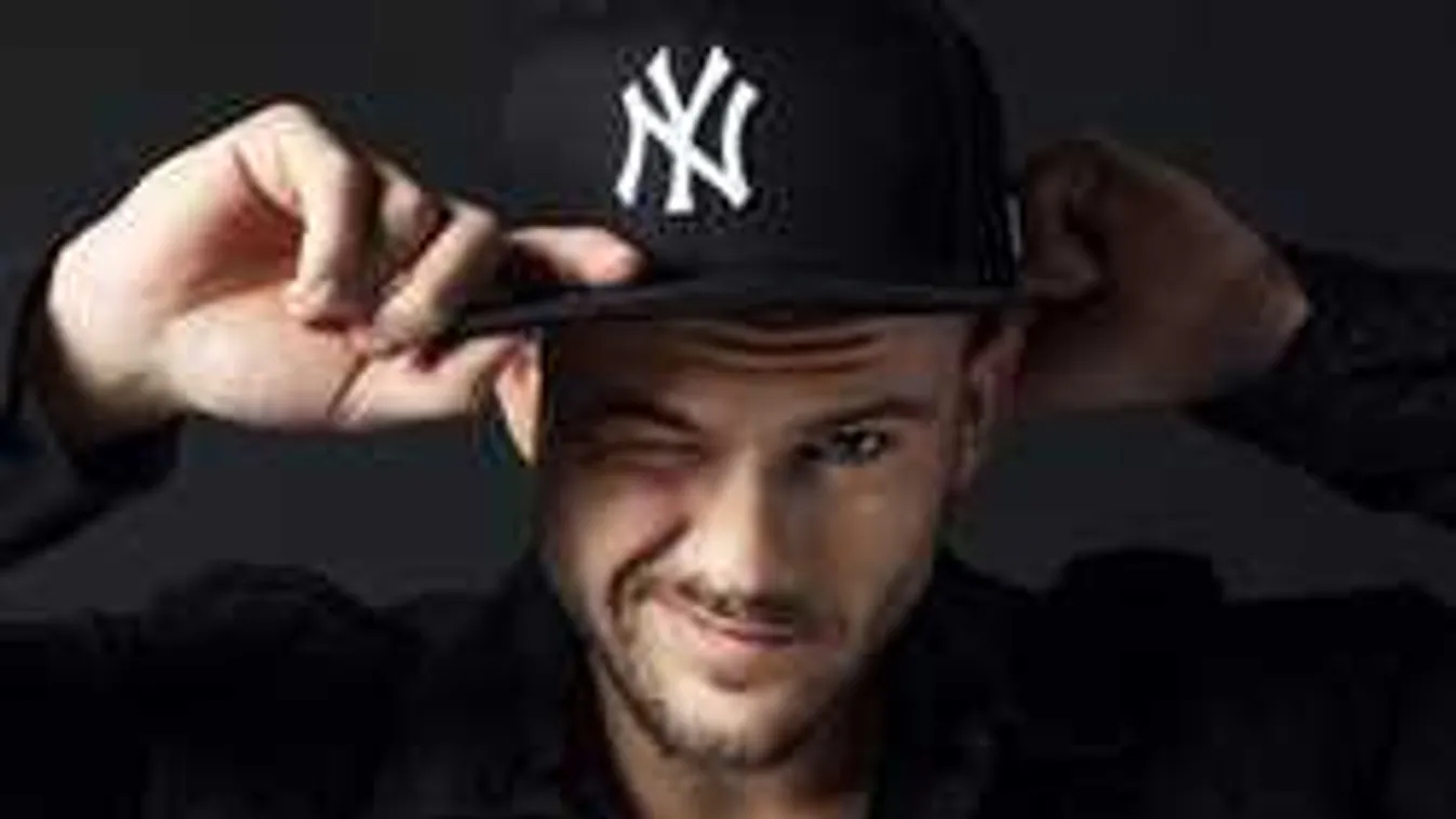 Felforrt a levegő, szexi fotón mutatta meg izmait a magyar énekes