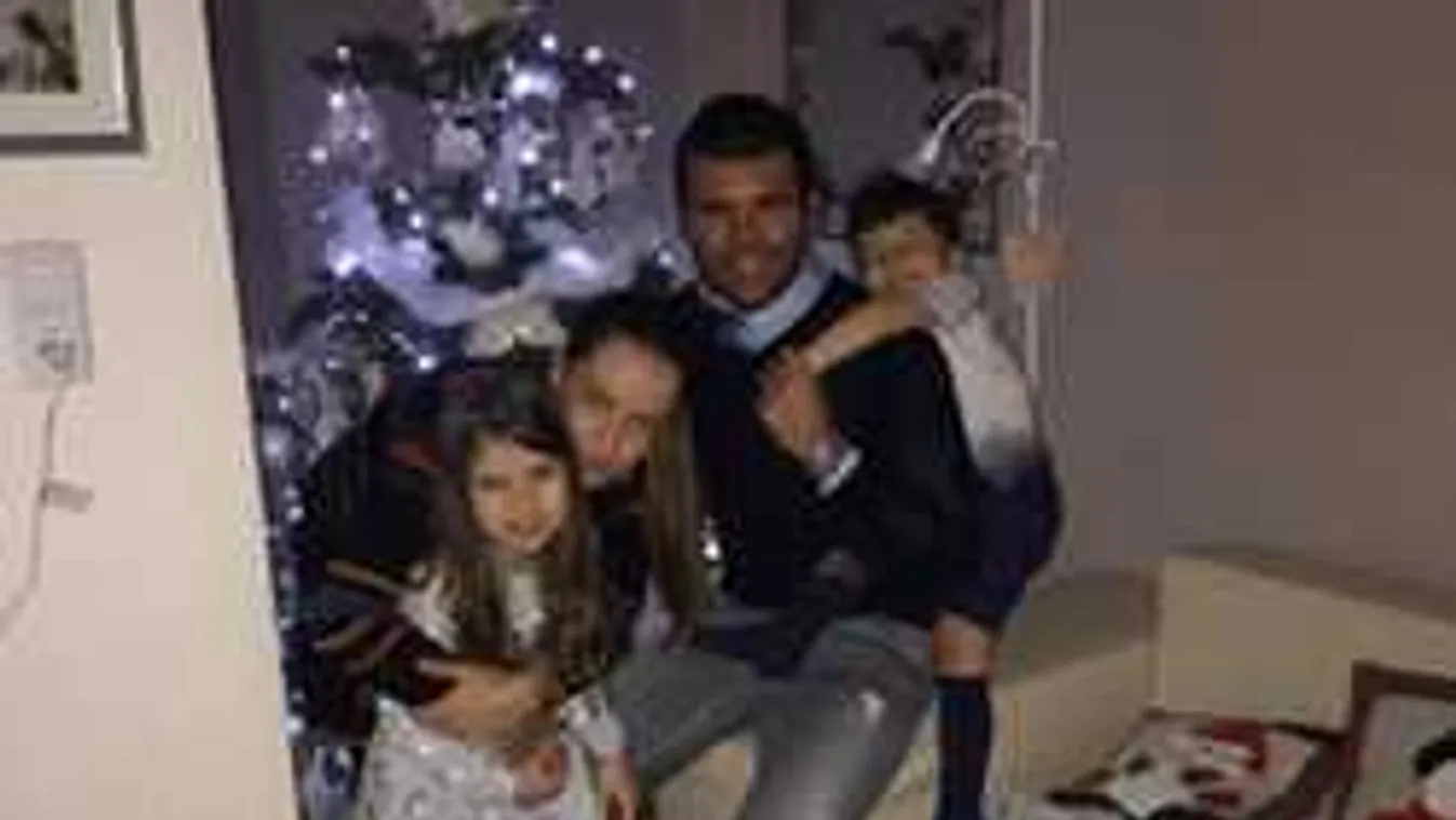 Mágikus karácsony, hét hónapos terhesen fotózták a magyar focistafeleséget