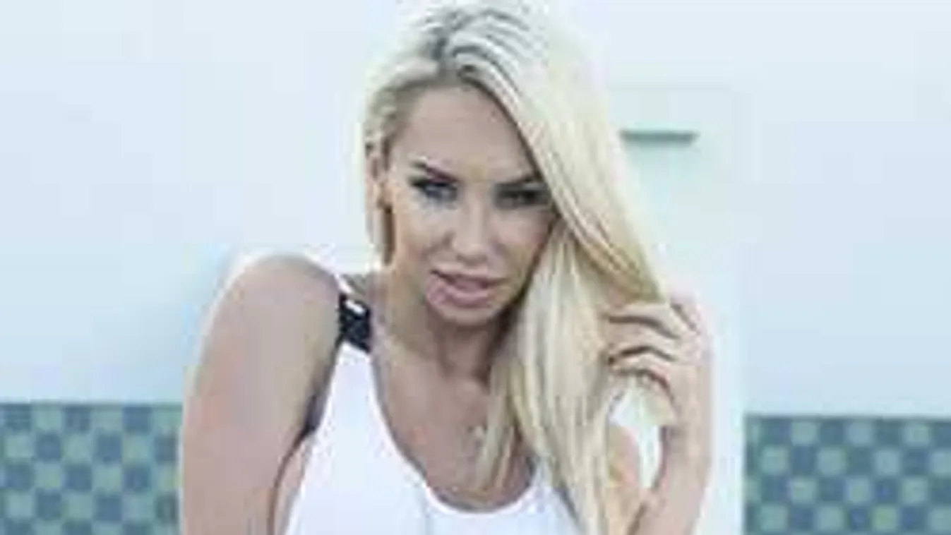 Szexi fehérnemű feszül a lengyel Claudián a karácsonyfa előtt