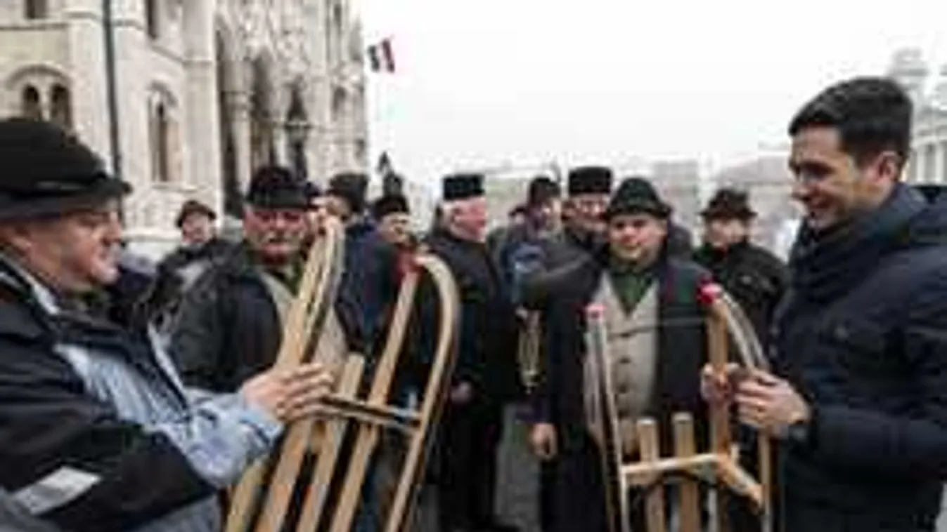 Szánkókat vitt a férfikórus a Kossuth térre a megrongáltak helyére