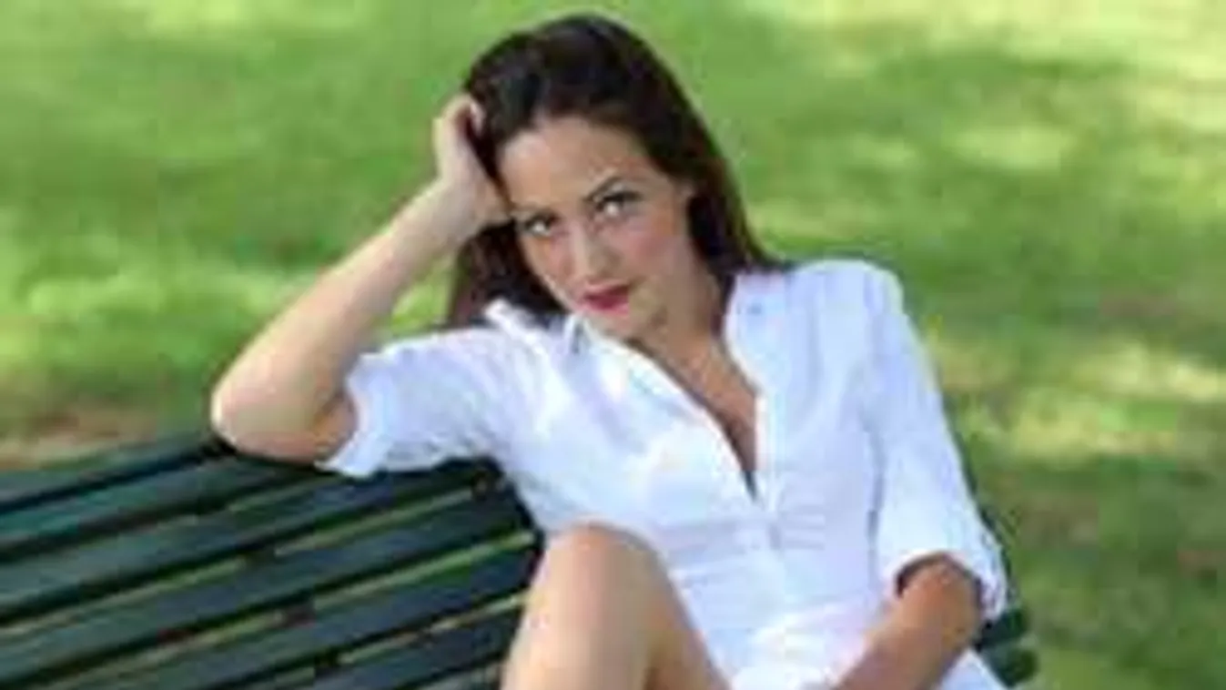 Szívdöglesztő szépséggel bővül a szexi focistafeleségek tábora