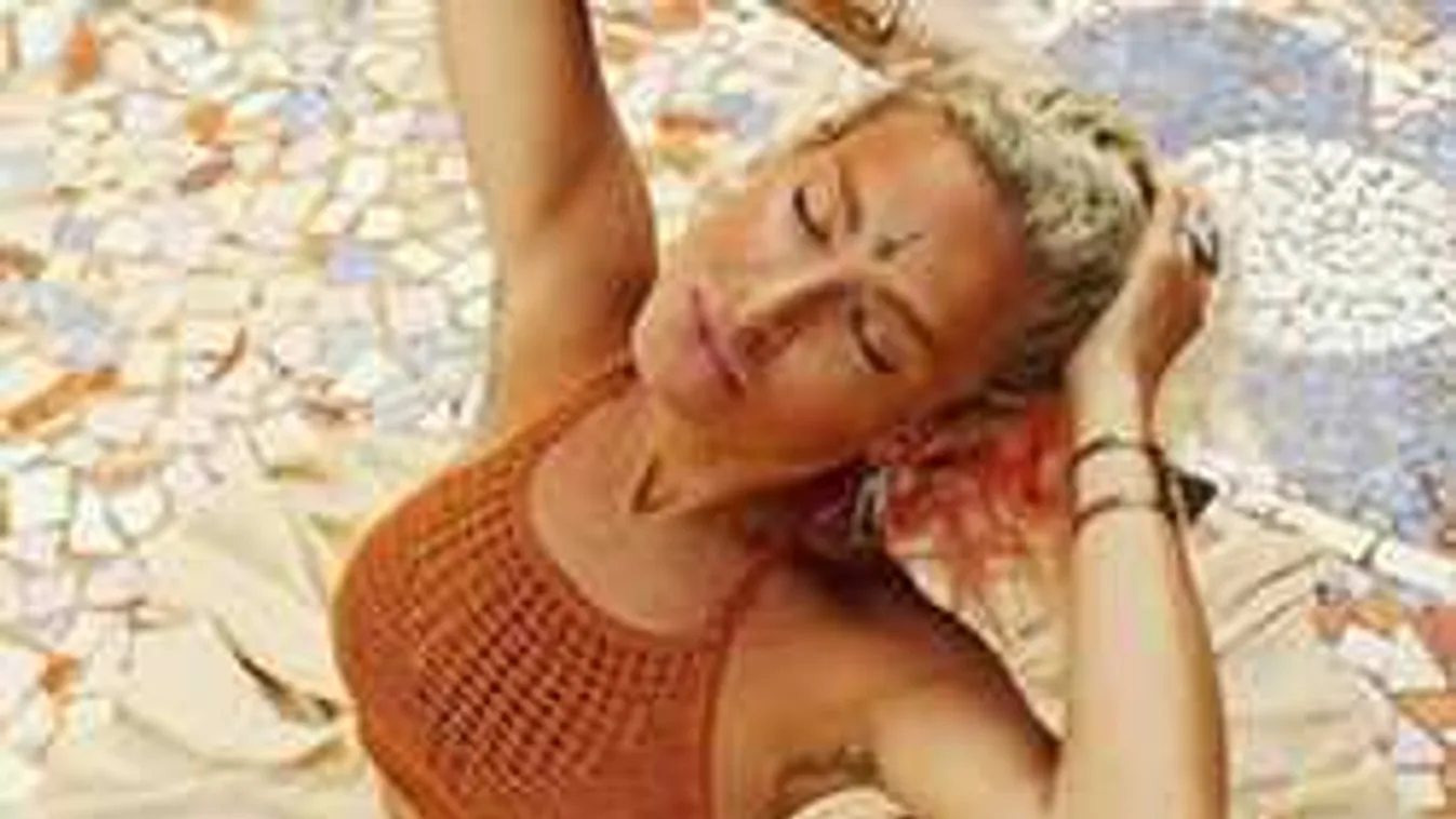 Egy romos ház udvarán fotózták le meztelenül a svéd modellt!