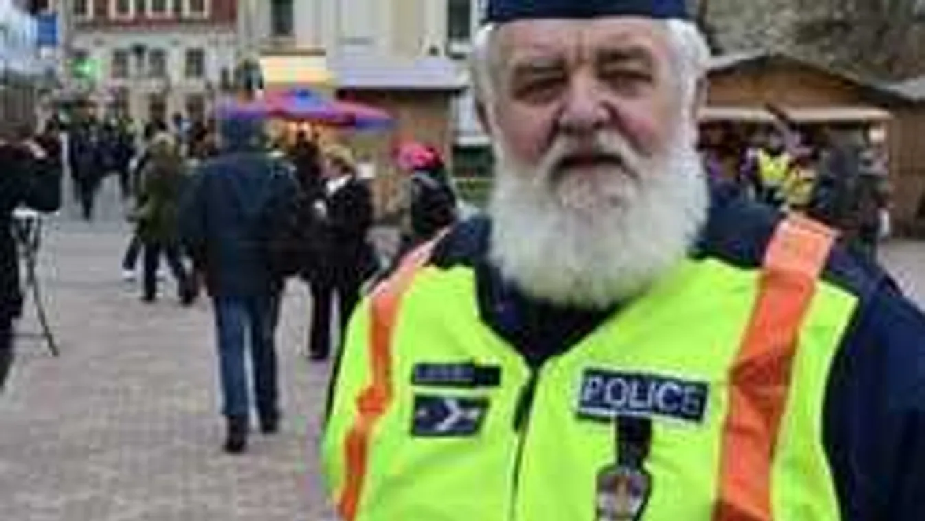 Gyanús ez a rendőr! Szerinted miért kért mára szabadnapot?