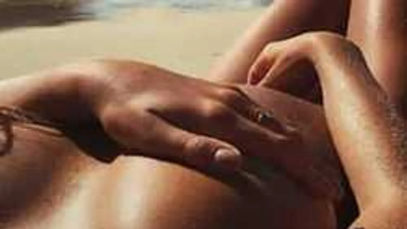 Pucéran ölelkező kép került ki az énekesnőről