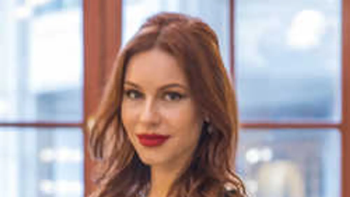 Micsoda combok, falatnyi bikiniben csábít a hóban a luxusfeleség