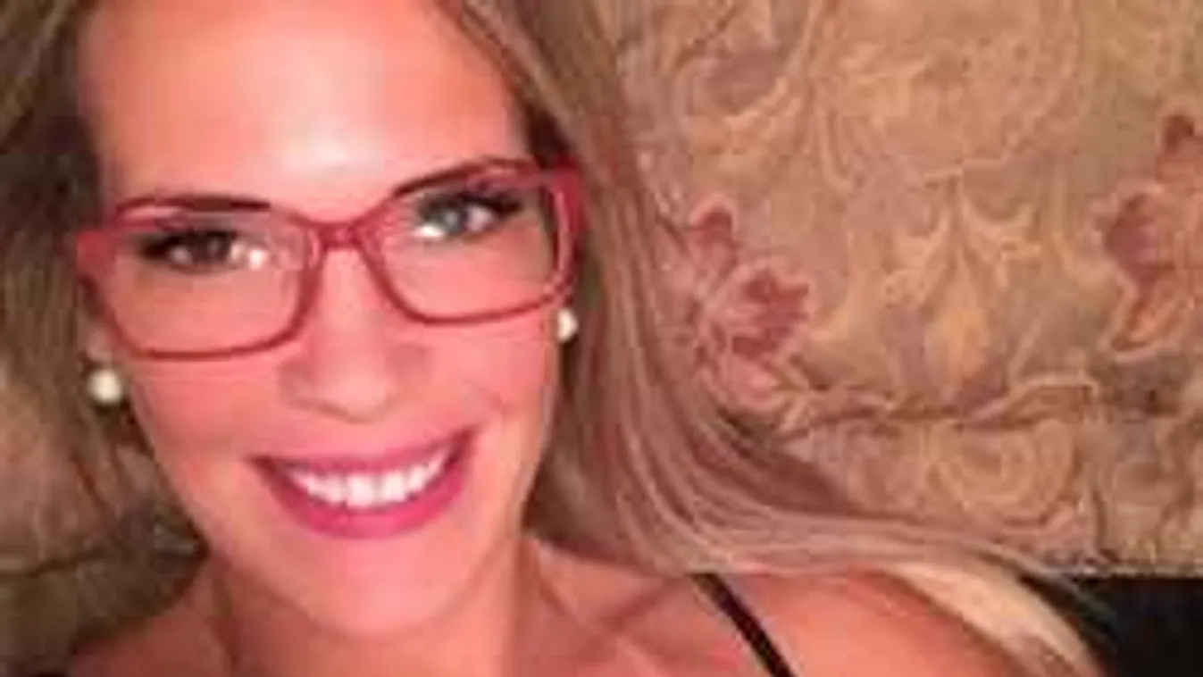 Lebukott, félmeztelenül osont ki a konyhába a dús keblű sportolónő