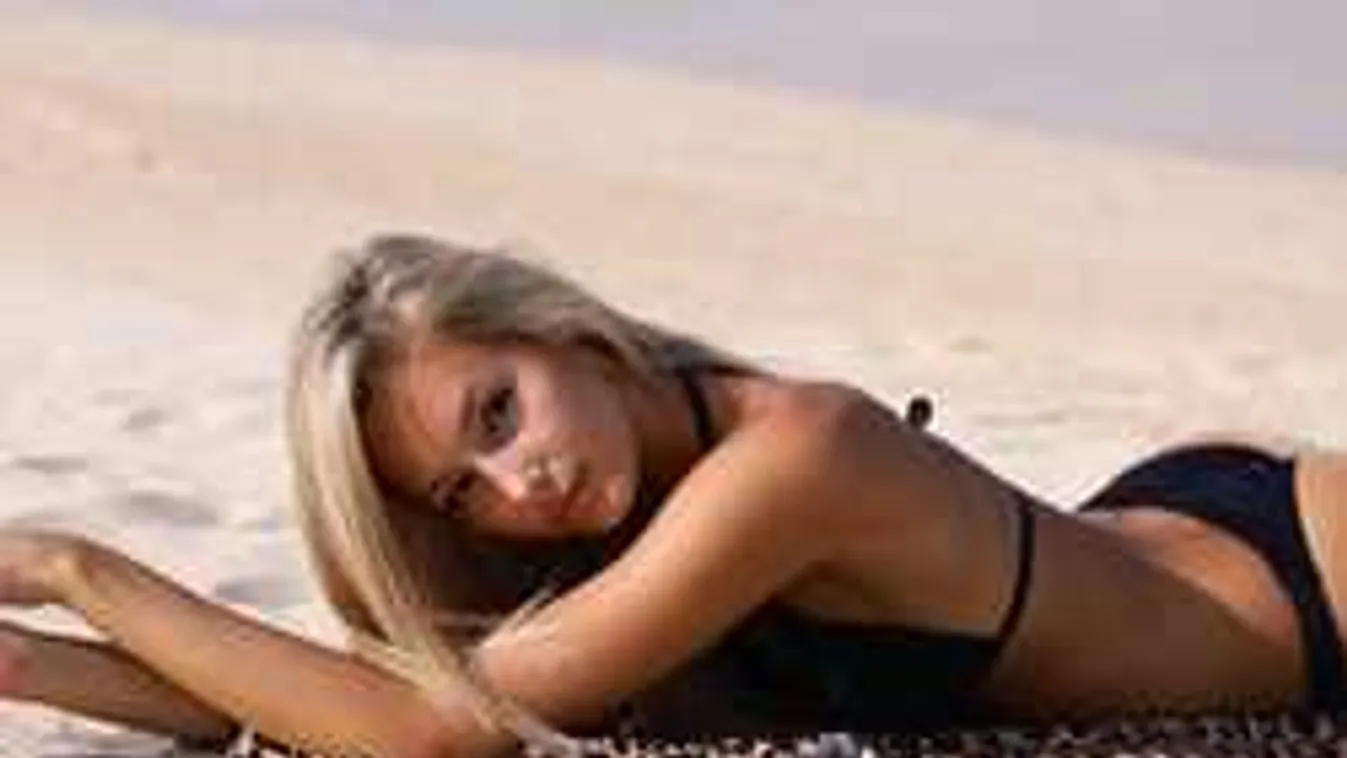 Levette a melltartót a parton a szuperszexi magyar modell