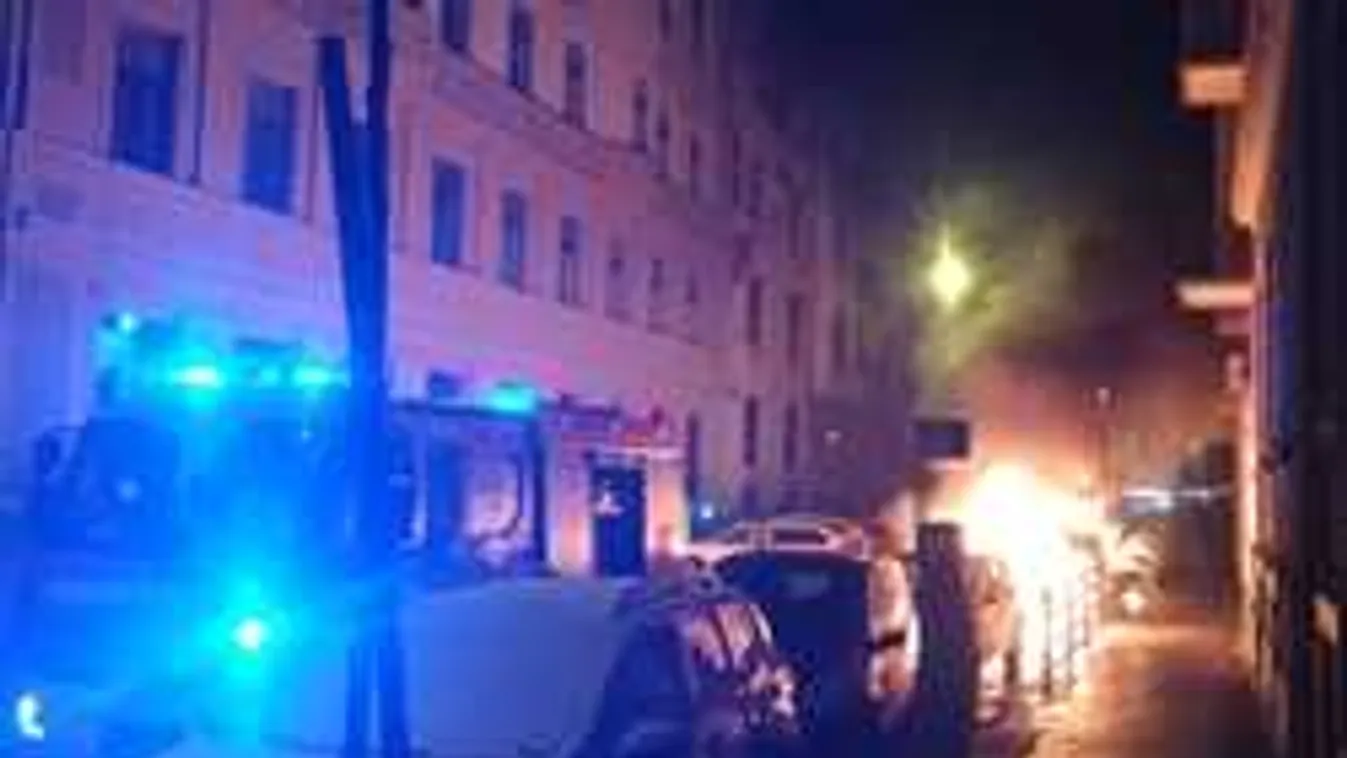 Hatalmas lángokkal égő autóhoz vonultak a fővárosban a tűzoltók, fotók