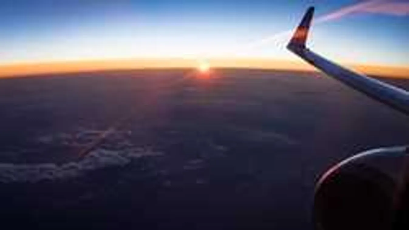 Zokogva jelentette a 22 éves nő: olyat tettek vele a repülőn, amit nem lett volna szabad