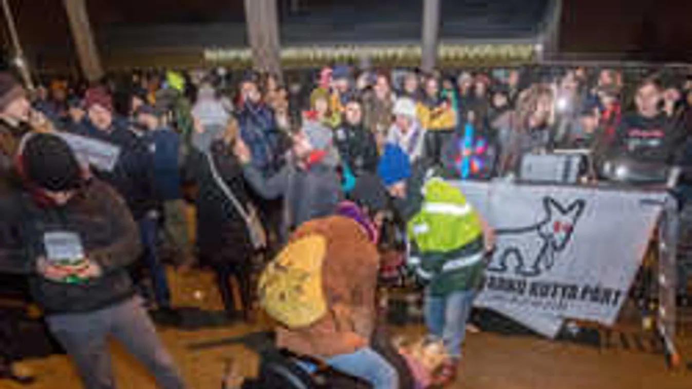 Dolgozók rekedtek bent a tévészékházban a tüntetők miatt