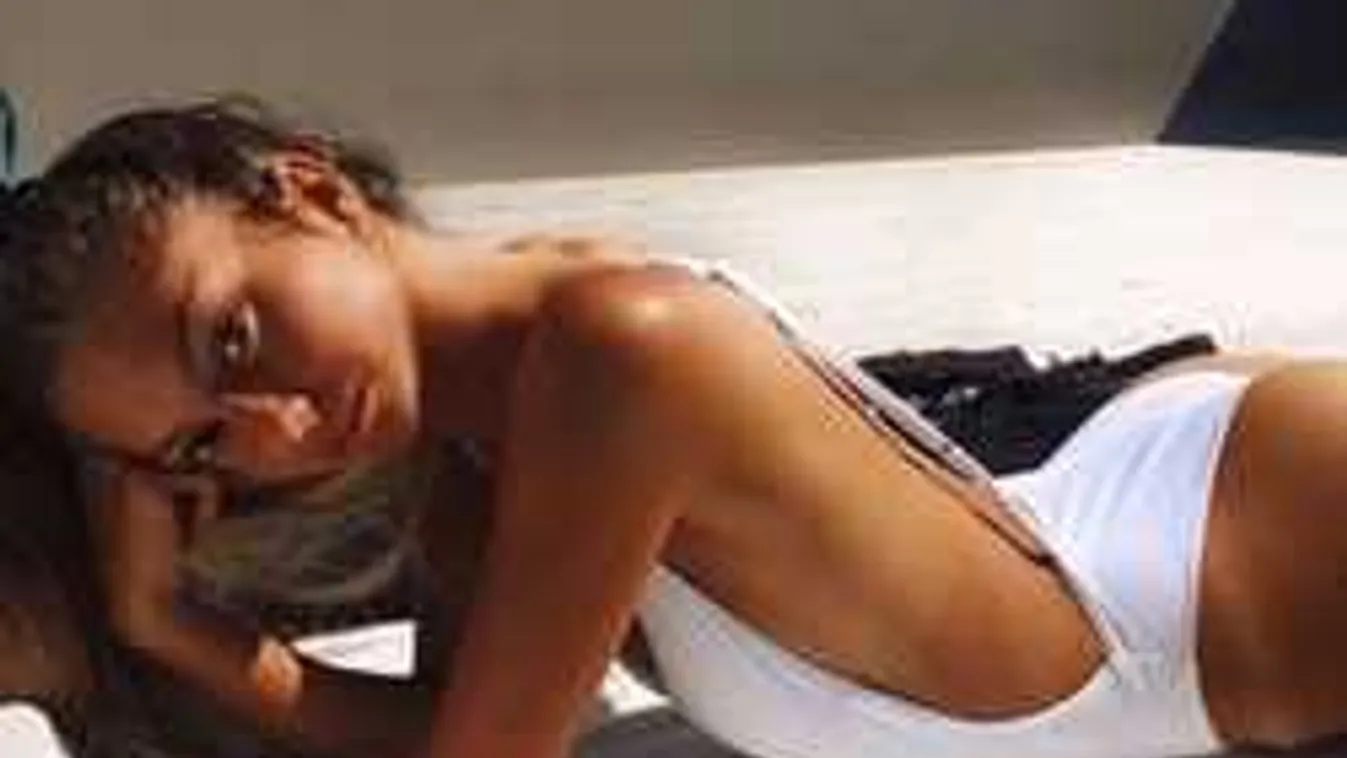 Se bugyi, se más: teljesen pucéran strandolt az álomtestű üzletasszony