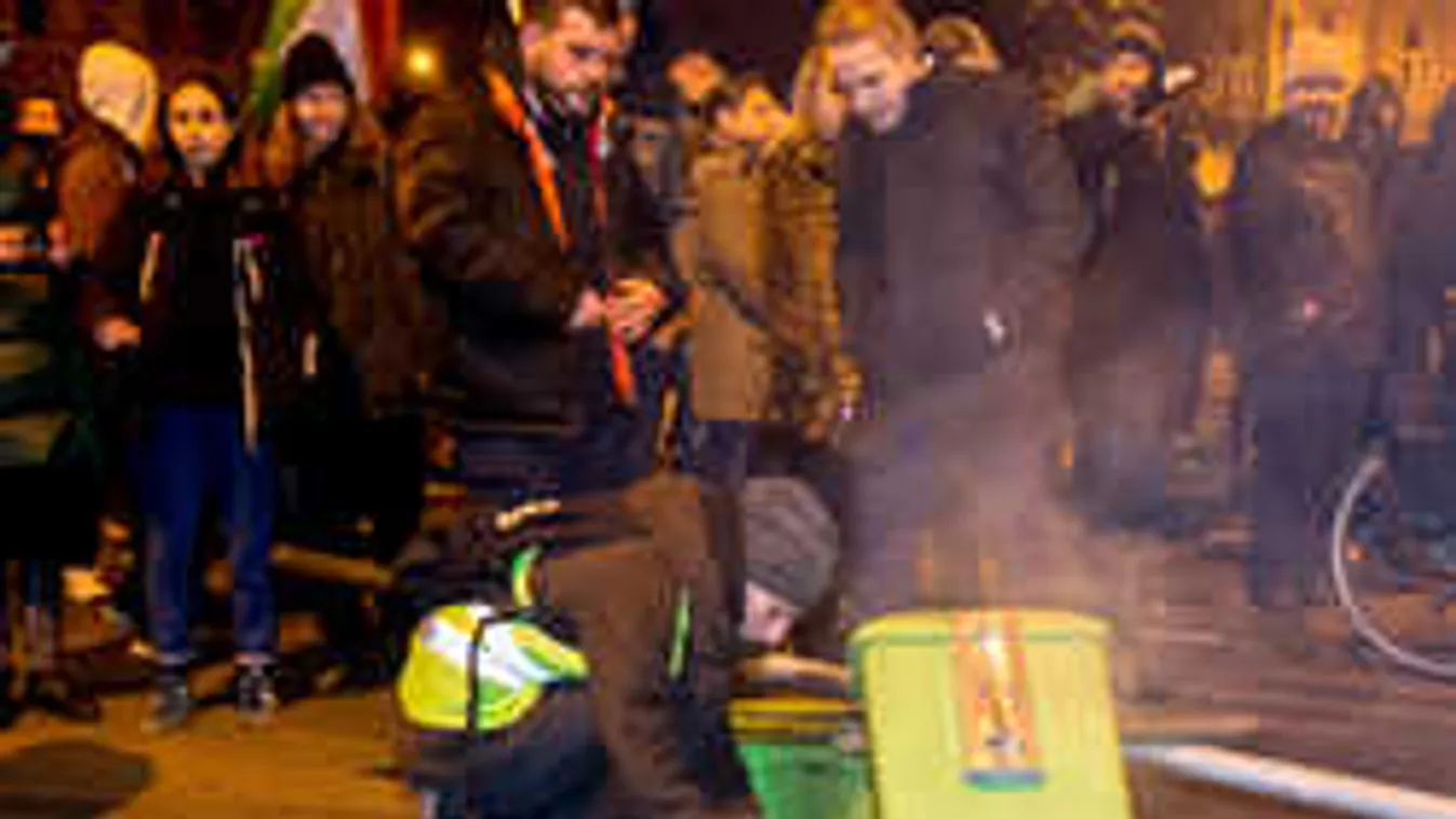 Itt az első videó, így gyújtogattak tegnap este ellenzéki vandálok Pesten