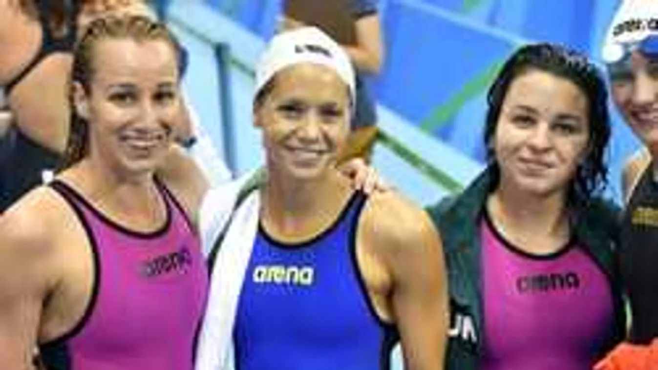 Szerelmes fotó, nem akárkit csókol a magyar úszónő