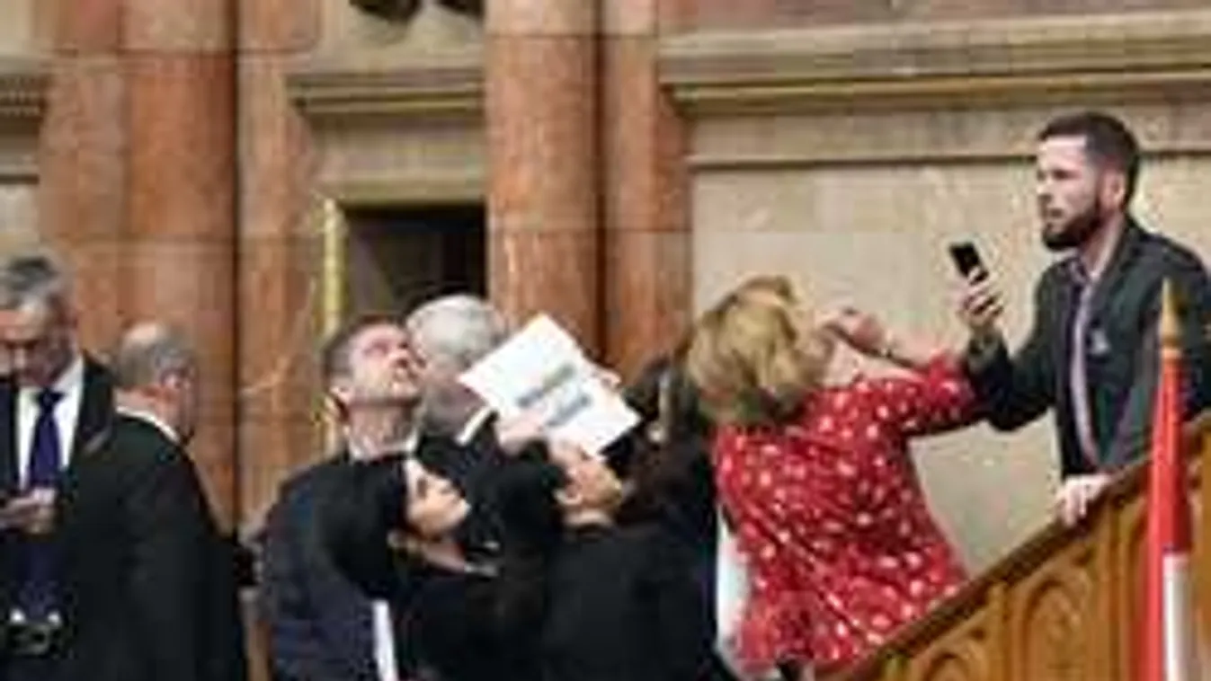 A Nyugati demokráciákban súlyosan büntetik a képviselői rendbontást