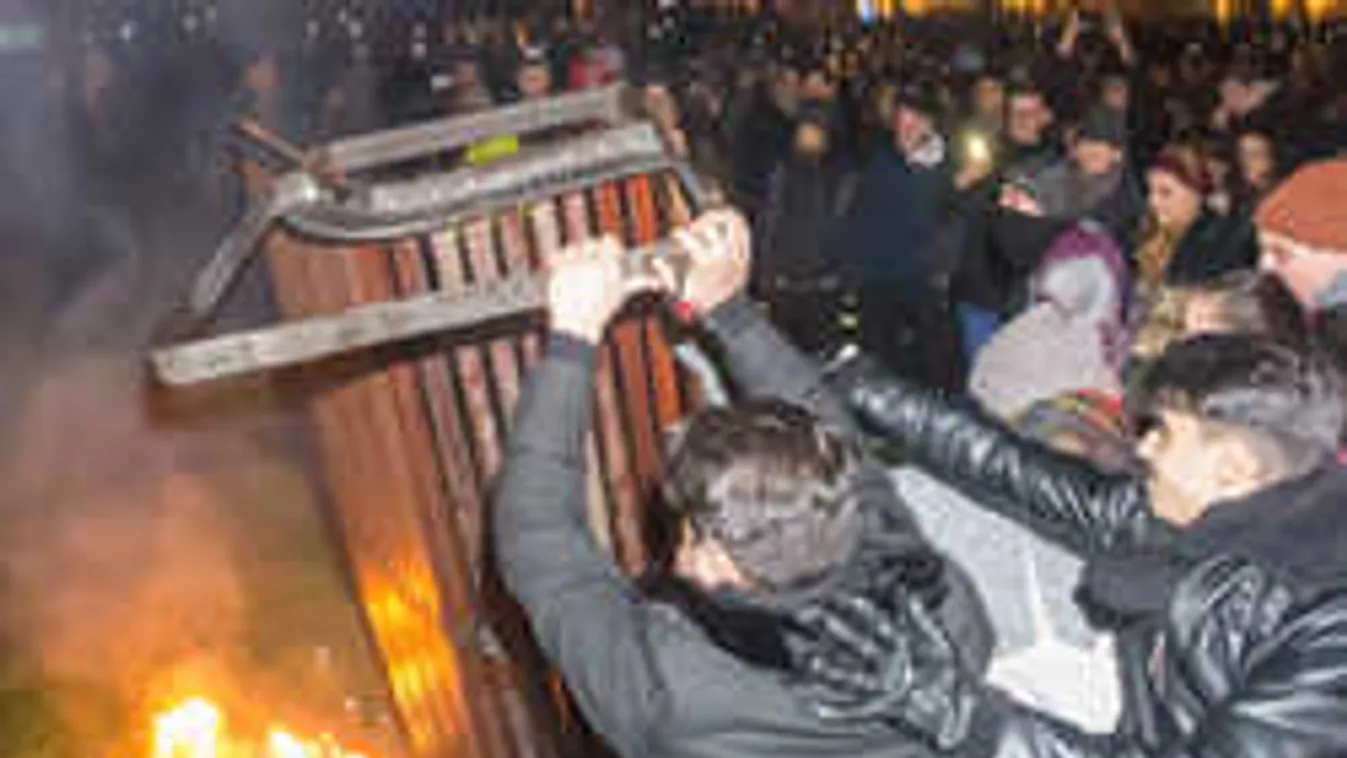 A rendőrökre támadó őrizetbe vett ellenzékiek java elítélt bűnöző