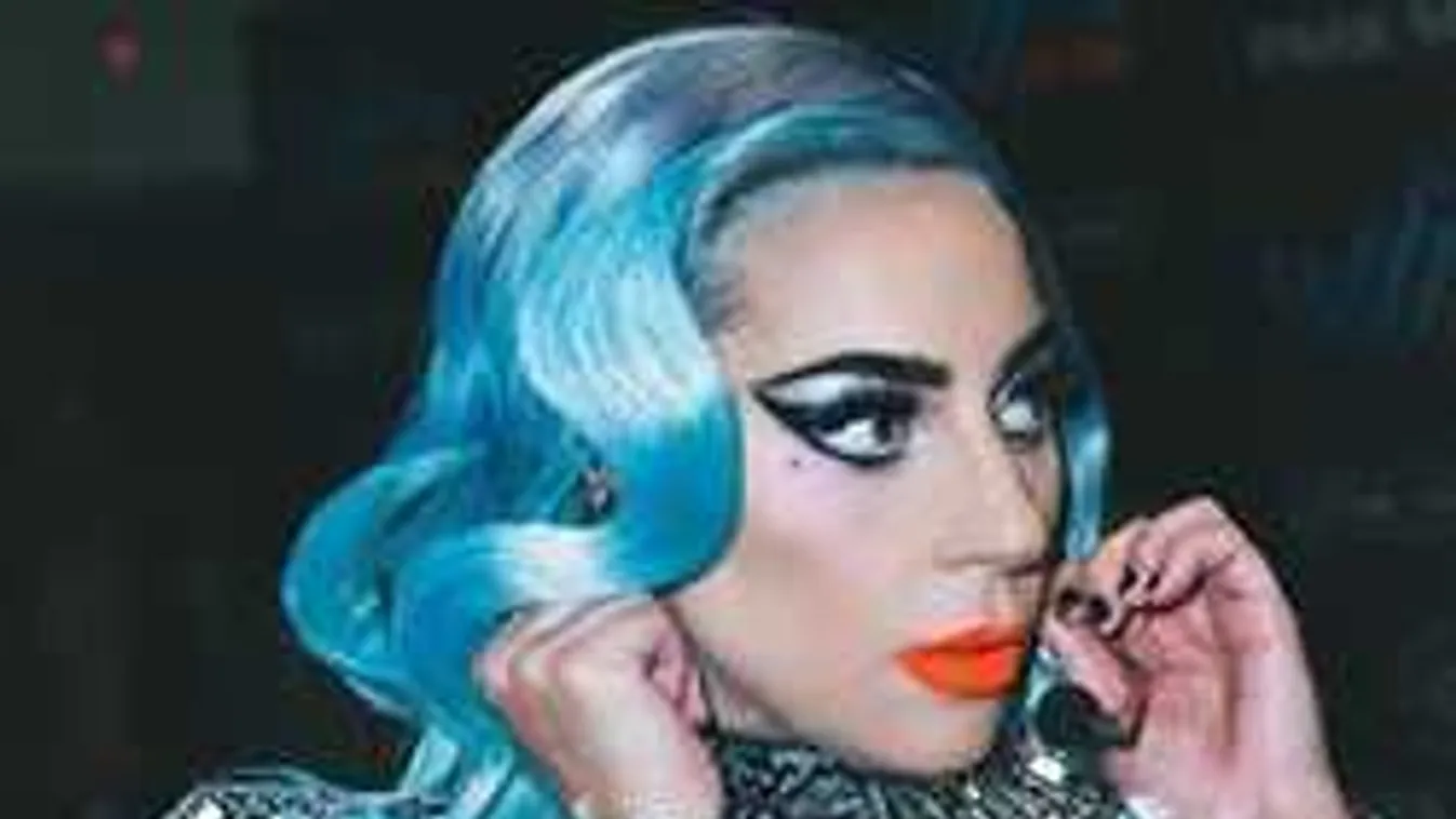 Összeomlott a színpadon az énekesnő, félbe kellett hagyni a koncertet