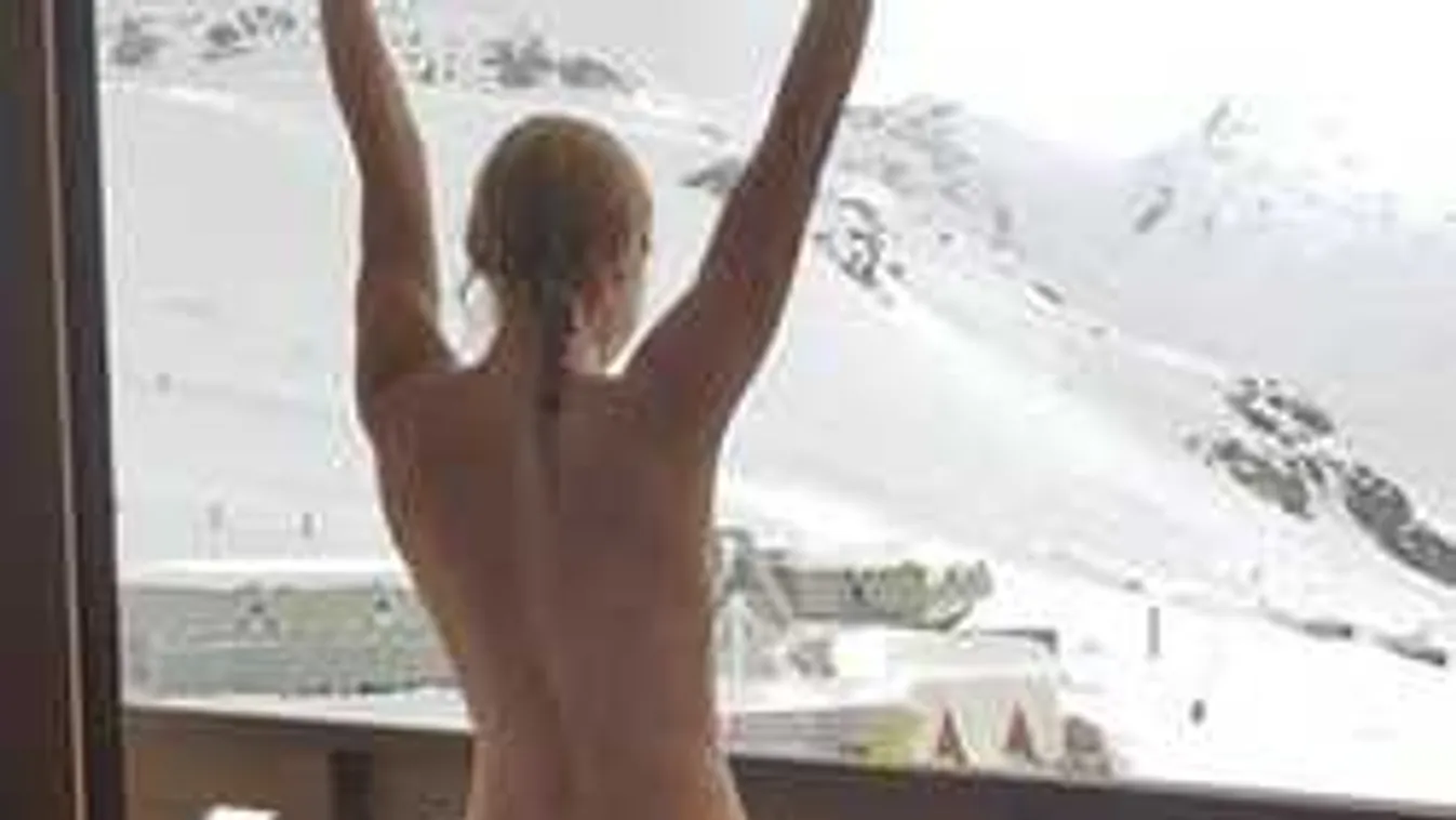 Meztelen keblekkel síelt a szőke szépség a többiek nagy örömére