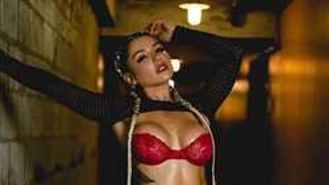 Félmeztelenül pózol a telt idomokkal megáldott sportolónő