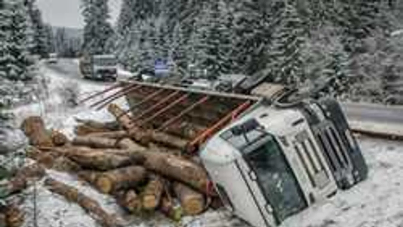 Durva képek az útról leborult rönkszállítóról