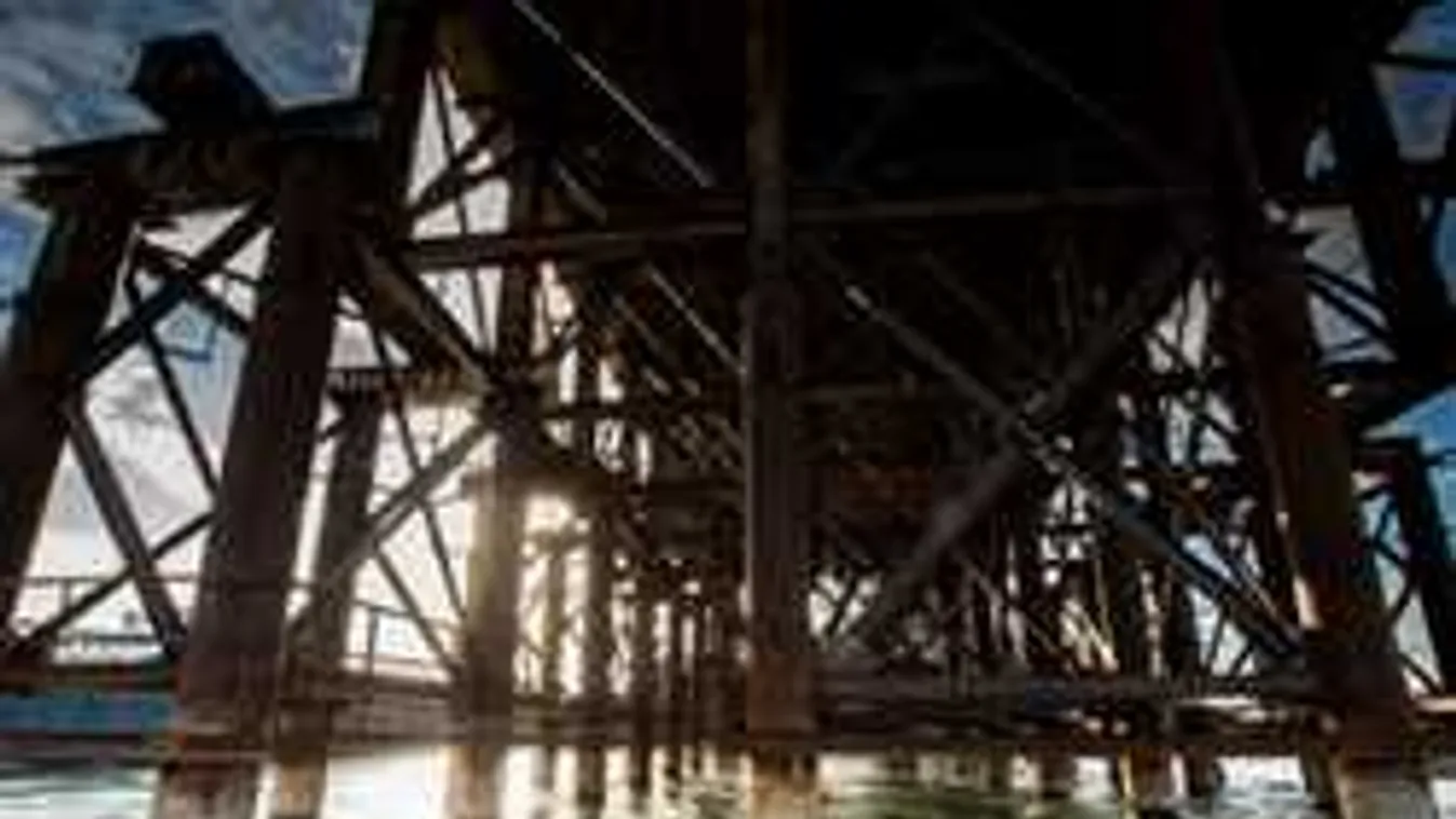 Zajlik a komáromi híd közel 100 méteres tartópilonjának bebetonozása