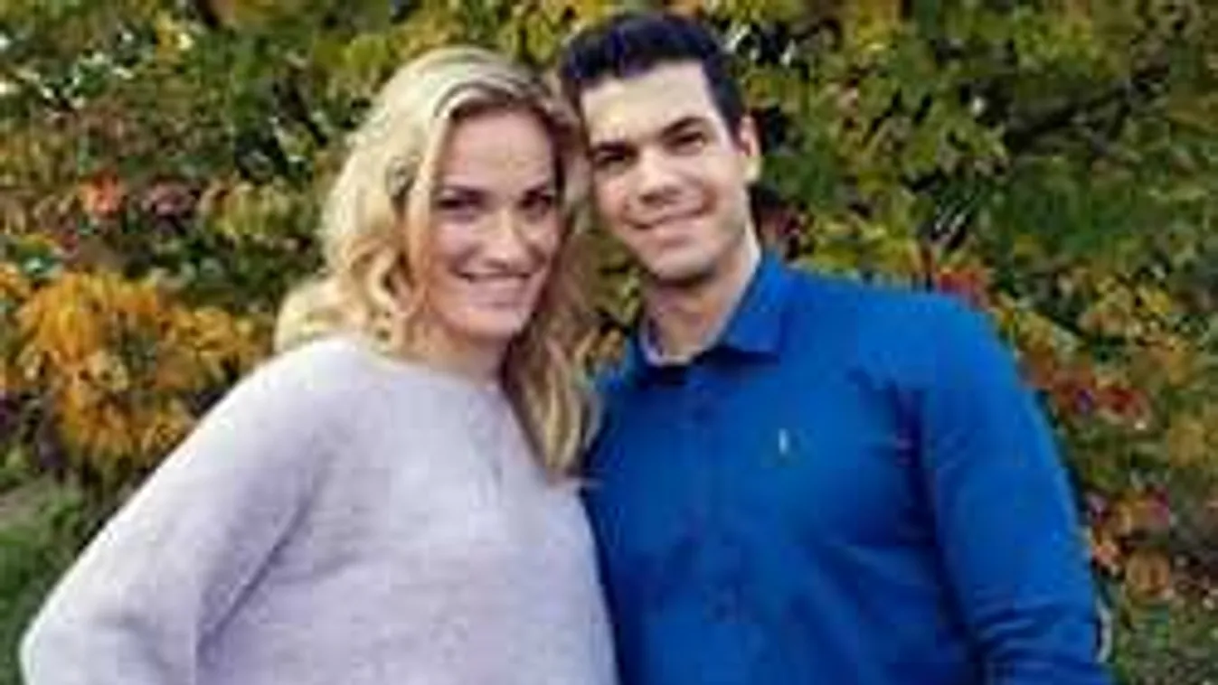 Babos Timi a karácsonyi vásáron romantikázik párjával