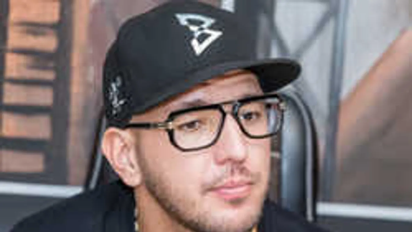 Autóbalesetet szenvedett Curtis, szétfejelte a szélvédőt