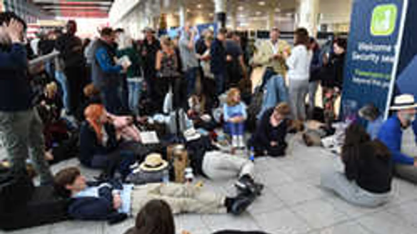 Megjött az első fotó: még tart a káosz, magyarok is a reptéren ragadtak