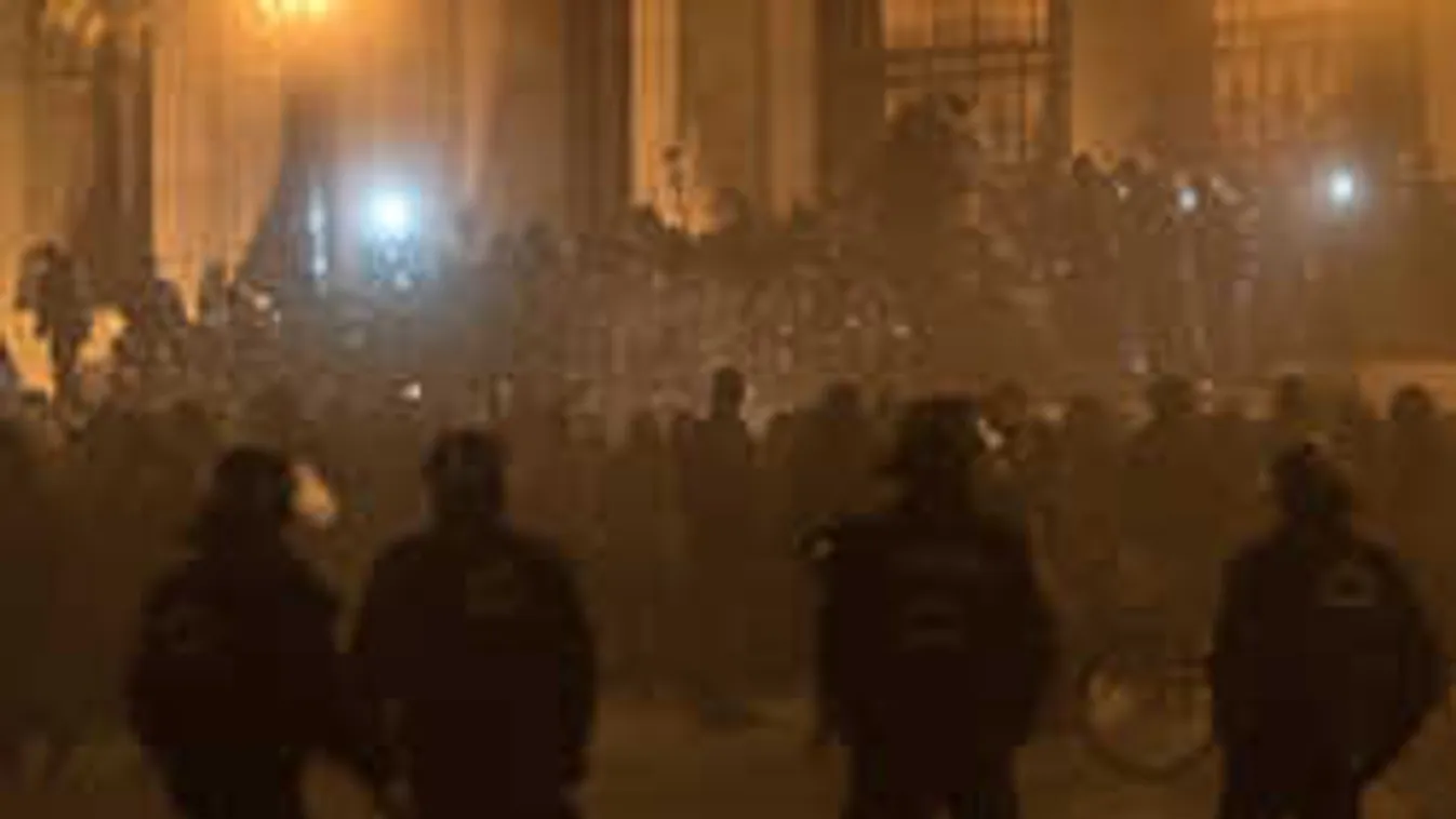 Rendőrökre támadtak az agresszív ellenzéki tüntetők