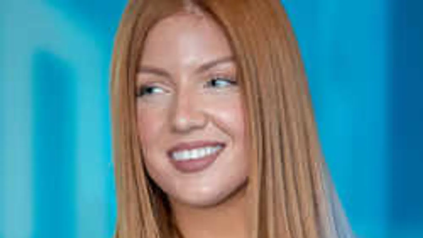 Ezt látnod kell, Tolvai Reni piros csipkében mutatta meg formás kebleit