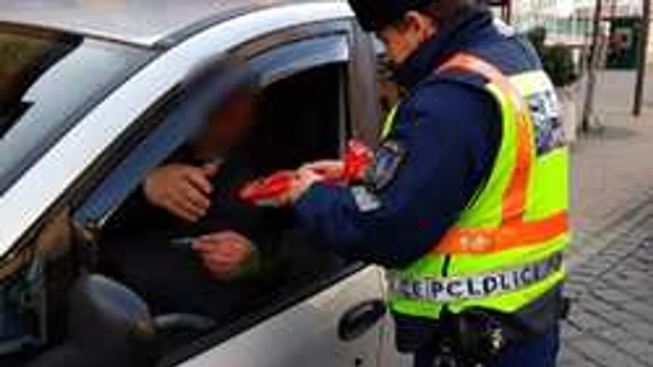 Szabályosan közlekedtek, mégis piros csomagot kaptak ezek az autósok