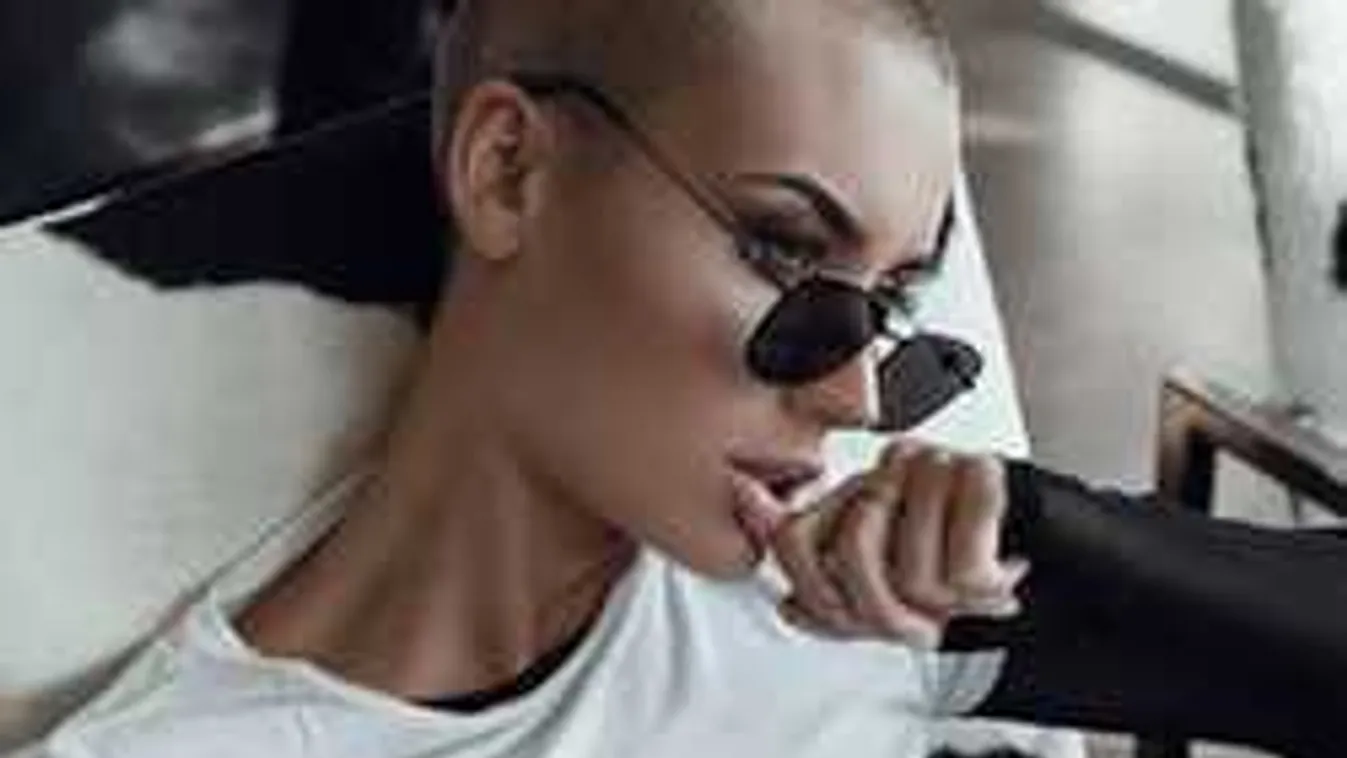 Történelmi pillanat: kopasz modell kerül a Playboy címlapjára