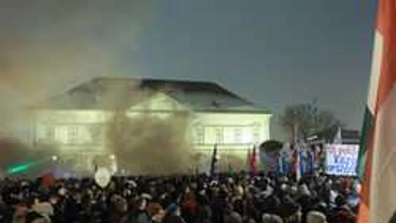 Füstgránátot dobott a Sándor-palotára egy tüntető éjszaka